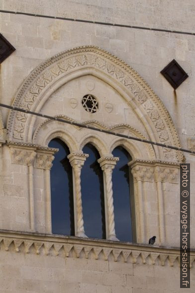 Fenêtre à trois baies du Palazzo Mergulese-Montalto. Photo © André M. Winter