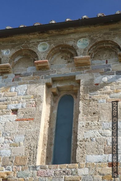 Fenêtre du collatéral sud de l'église de San Piero a Grado. Photo © Alex Medwedeff