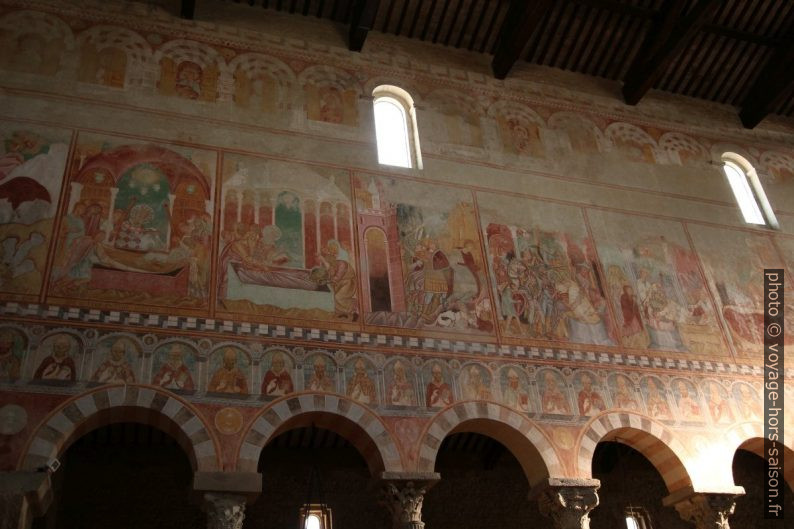 Fresques colorées de la nef de la Basilica di San Pietro Apostolo. Photo © André M. Winter