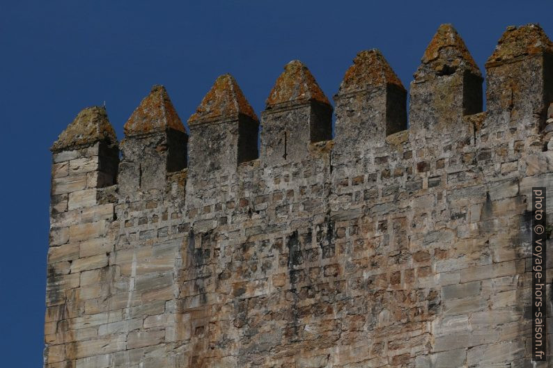 Créneaux du donjon du Château de Moura. Photo © André M. Winter