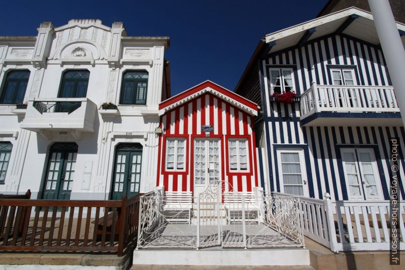 Une petite maison rayée en rouge et blanc coincée entre deux grandes. Photo © André M. Winter