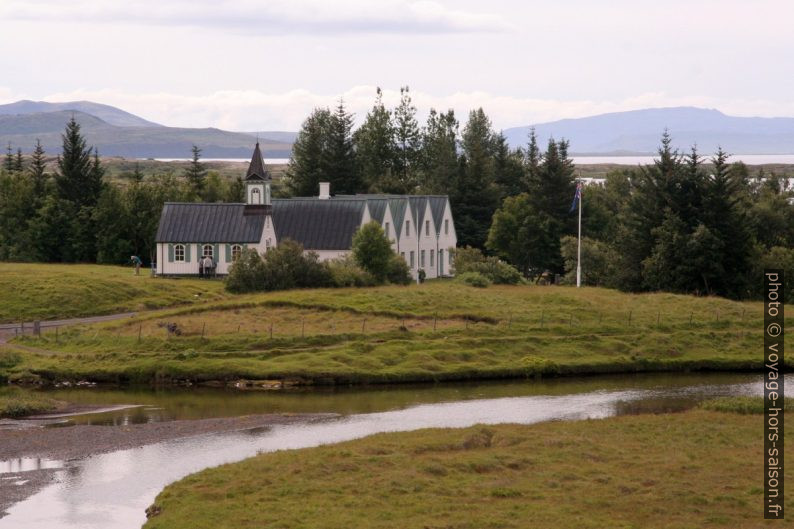 L’église blanche et la maison à cinq pignons Þingvallabær. Photo © André M. Winter